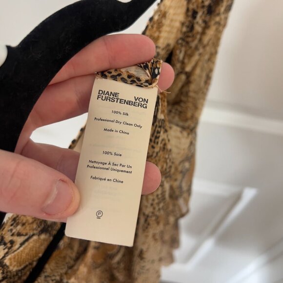 Diane von Furstenberg 100% Silk Snake Print Blouse – Size L - Picture 4 of 5